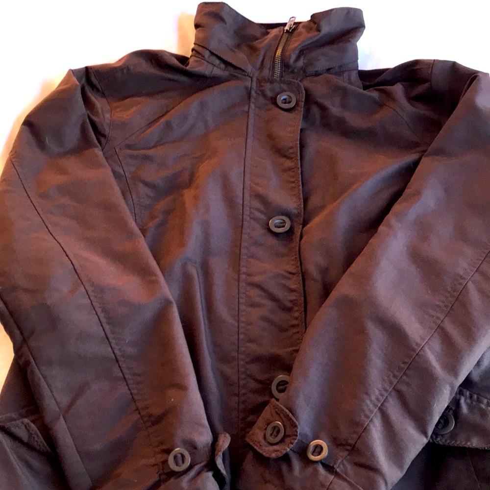 Lands End rain jacket with detachable, adjustable hood and adjustable cuffs